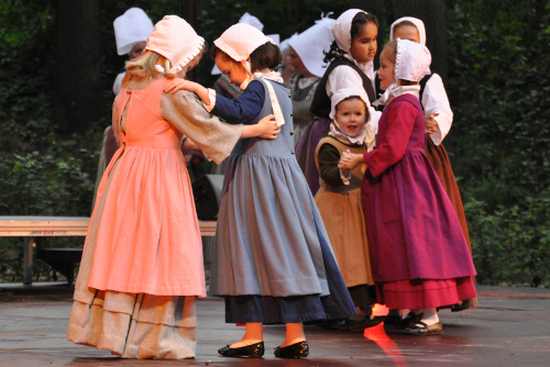 Enfants en costumes lors d'une représentation